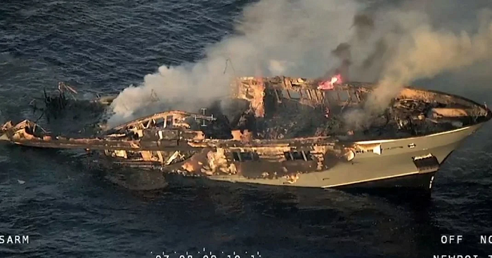 (VIDEO) Lujoso yate se hunde en el Mediterráneo tras incendiarse