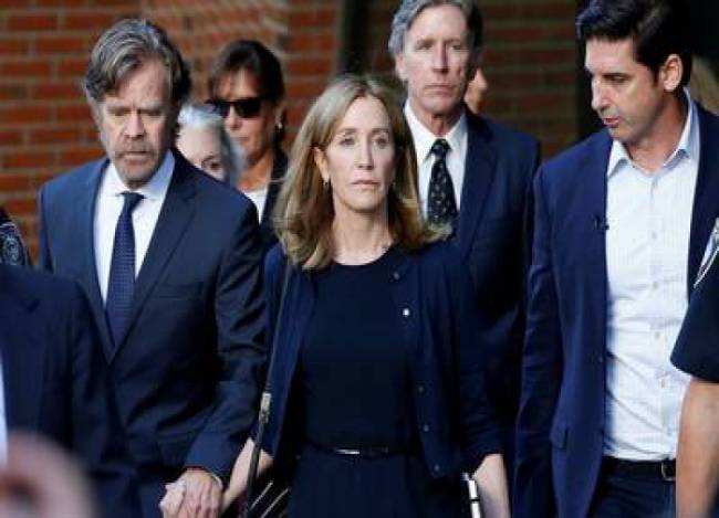 Actriz Felicity Huffman irá a prisión por sobornos a universidades