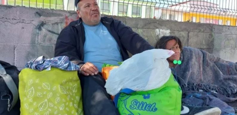 Tijuana: Ayudan a familia deportada de EE.UU. que vive en la calle