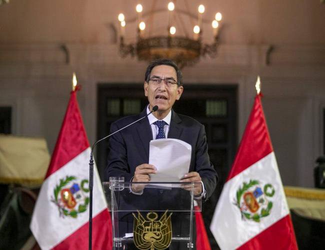 Crisis en Perú: presidente disuelve el Congreso; diputados 'lo reeemplazan'