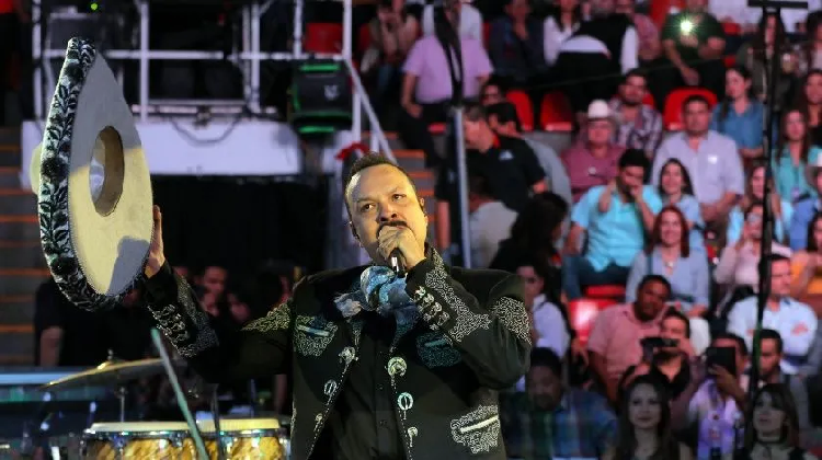 Pepe Aguilar cabalga en el barrio de Kim Kardashian, Kanye West y The Weeknd