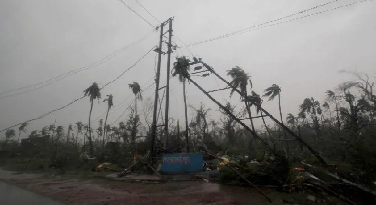 Ciclón Fani toca tierra en la India; desalojan a 1.2 millones de personas