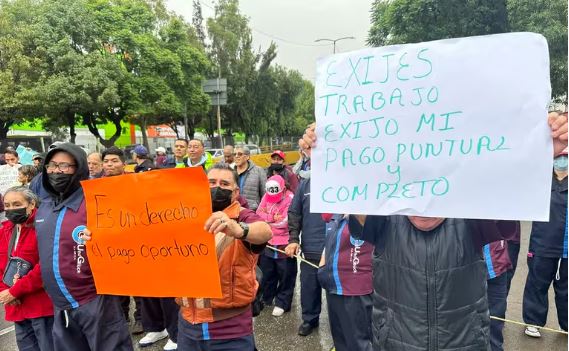 Trabajadores del IPN bloquean avenida; exigen pago de sus quincenas