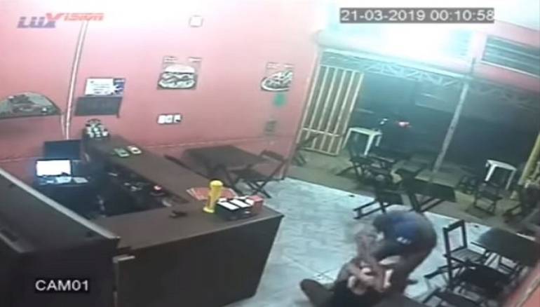 VIDEO: Policía de Brasil da golpiza a dueña de restaurante por confundir la salsa de su hamburguesa