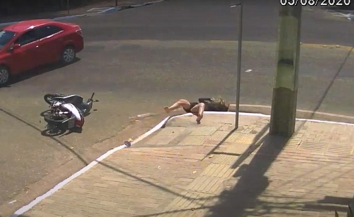 (VIDEO) Mujer en moto sufre aparatoso accidente y 'desaparece' en una alcantarilla