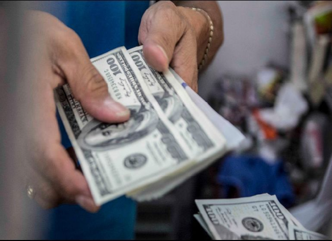 Dólar baja, abre a la venta en 19.85 pesos en bancos