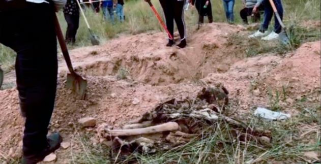 Con picos y palas madres han localizado los restos de 200 personas