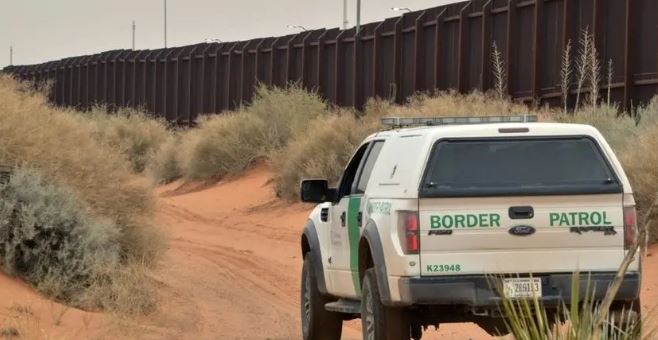 Muere mujer mexicana tras caer del muro de Trump