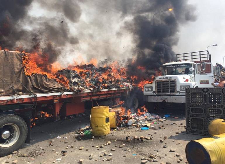 Policías de Venezuela  queman camiones con ayuda humanitaria