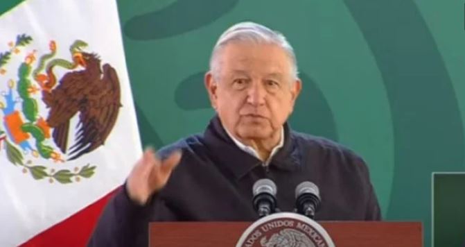 Sin pruebas, AMLO se queja del "bloque conservador": "Me están atacando con bots"