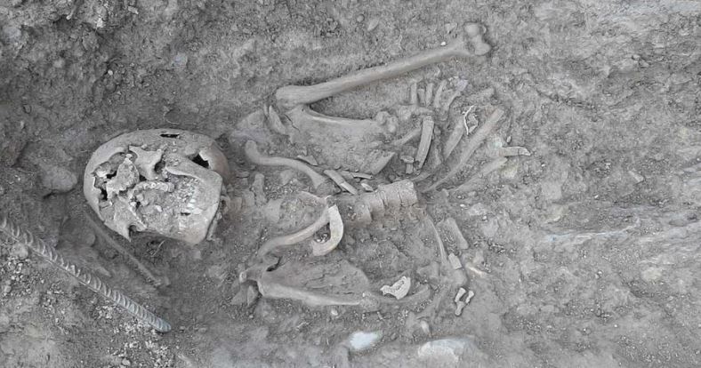 España: Hallan 11 esqueletos ocultos bajo una piscina en castillo medieval