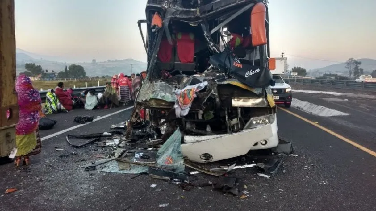 Choque de autobús con peregrinos deja 2 muertos y más de 20 heridos