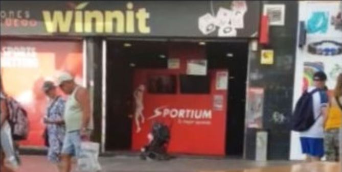 España: Hombre deja a su bebé en la calle y se mete a jugar al casino