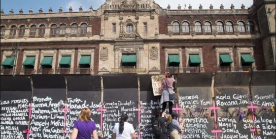 Protestas de mujeres con incendios y bombas en México; culpa a "conservadores"
