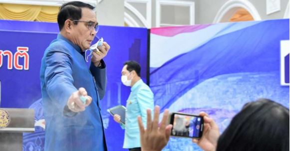 Tailandia: Primer ministro enfurece con periodistas y les rocía desinfectante