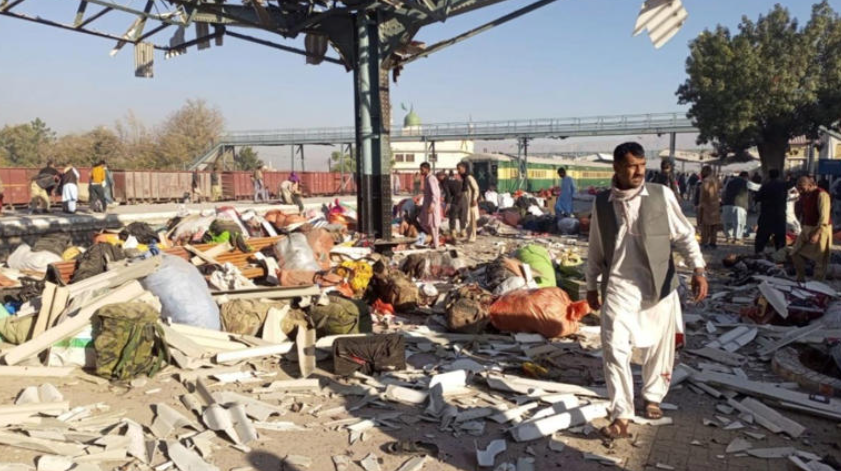 (VÍDEO) Pakistán: Explosión en estación de tren causa 20 muertes