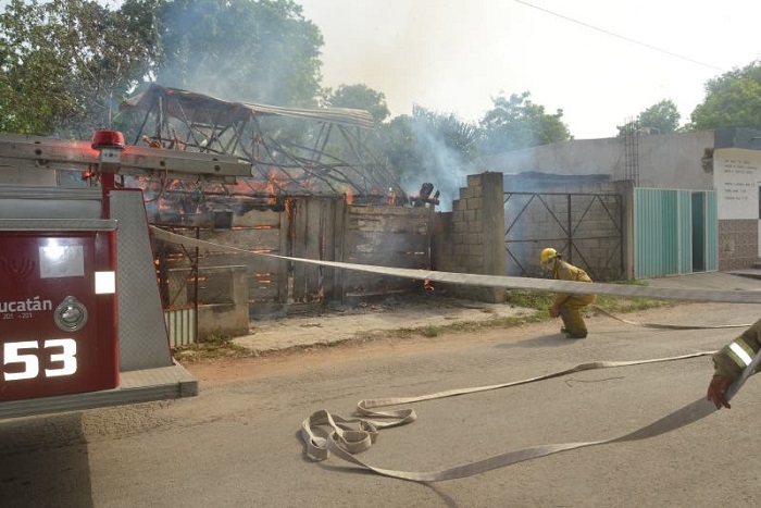 Tizimín: Joven con problemas mentales causa incendio en una casa