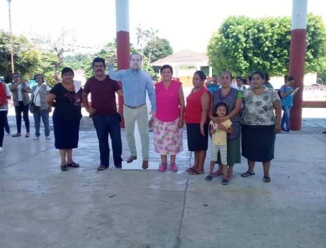 ¡Vaya burla! Alcalde de municipio de Chiapas “asiste” a sus eventos, pero en foto