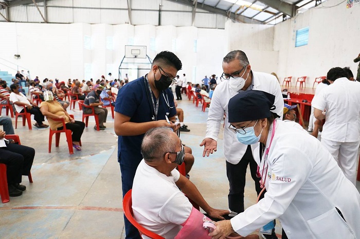 Yucatán: Adultos mayores en penales reciben vacuna anticovid de una sola dosis