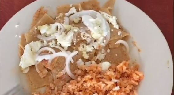 Tiktoker prepara los peores chilaquiles de la historia y causa indignación en redes