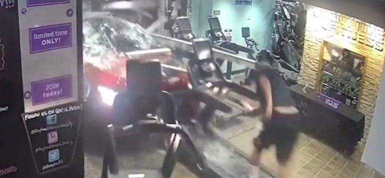 (VIDEO) Hombre es atropellado por auto mientras corre en una caminadora