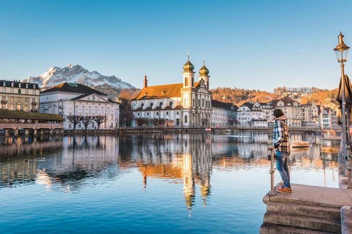 Este pueblo en Suiza quedó cubierto de nieve de chocolate por un accidente