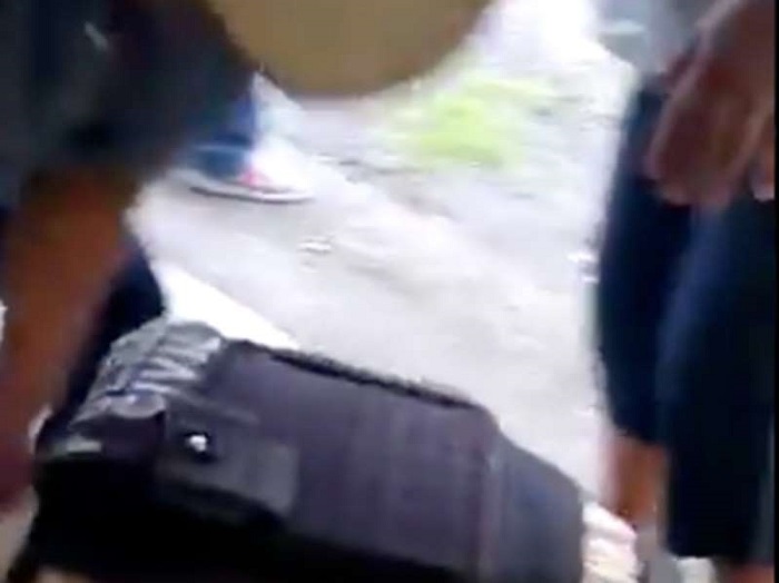 (VIDEO) ‘¡Tranquilo compa!’… Borracho golpea a policía en Veracruz