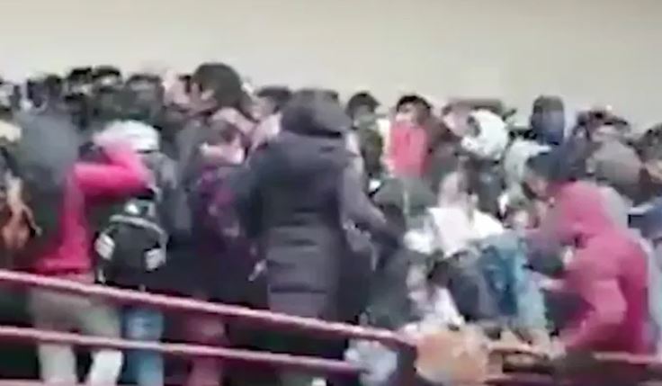 VIDEO: Estudiantes caen de 4to. piso de una universidad en Bolivia; mueren 5