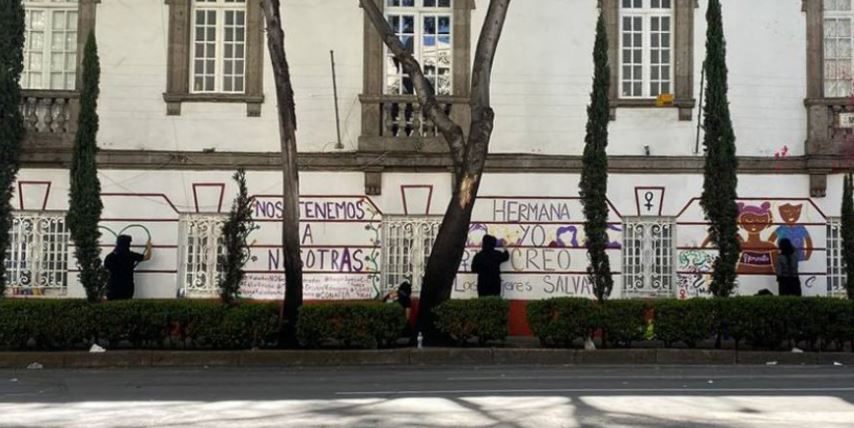 Mujeres protestan contra Félix Salgado en la sede nacional de Morena