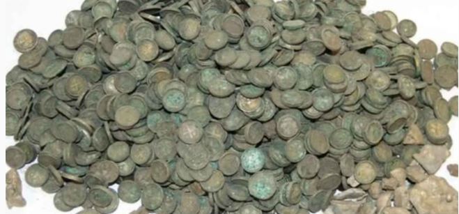 Hallan un sorprendente tesoro de 6,500 monedas medievales en Polonia