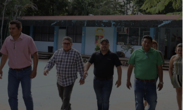 Alcalde de Oxkutzcab entrega material en la Secundaria Técnica 35
