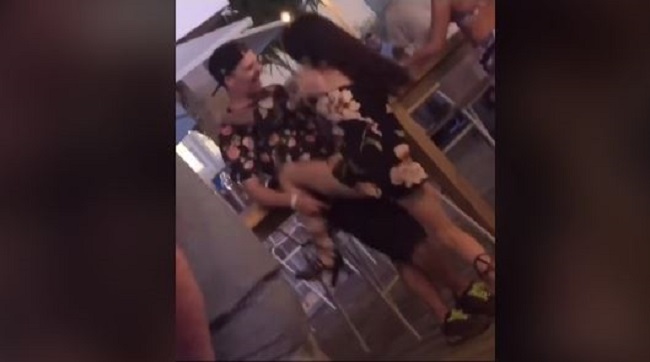 (VÍDEO) Mujer hace extraño baile aporreándose contra a su pareja