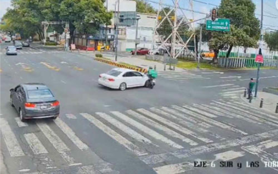 CDMX: Buscan a automovilista que impactó a motociclista y después huyó