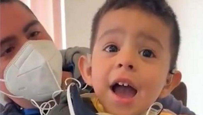 Niño de dos años escuchó por primera vez y no paró de sonreir