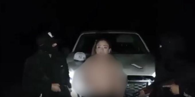 (VÍDEO) Mujer es obligada a confesar supuesto vínculo con CJNG