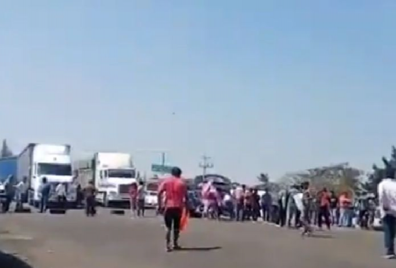 Pobladores bloquean carretera federal Córdoba-Veracruz; exigen cierre de basurero