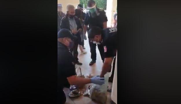 Edomex: Policías compran todo lo que un abuelito vendía para protegerlo de Covid