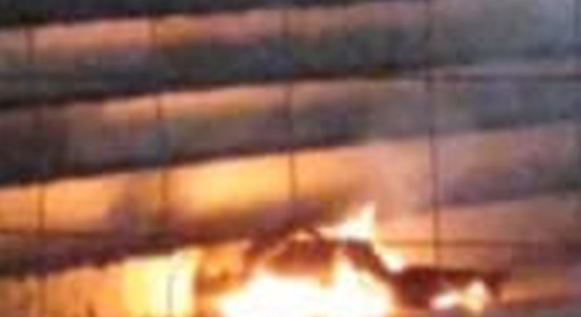 Por error, linchan y queman a asesor de diputada en Puebla