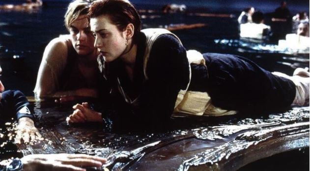 Subastan tabla usada por Kate Winslet en Titanic ¿Y cabía Jack ahí?