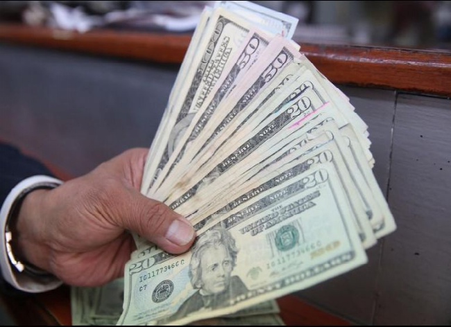 Dólar abre al alza, se vende hasta en 19.65 pesos en bancos