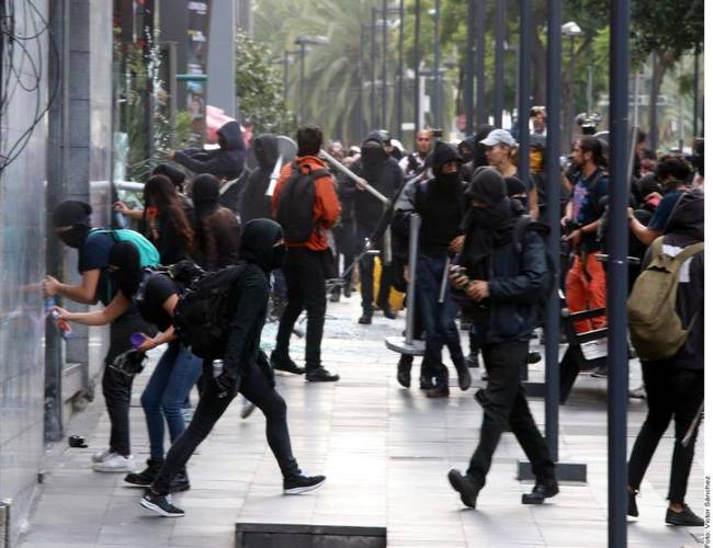 Video: Encapuchados causan destrozos durante marcha por los 43 de Ayotzinapa