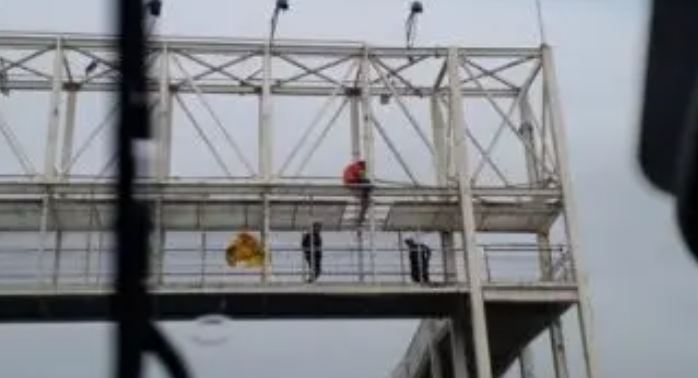 Mérida: Quinceañero amenaza con suicidarse desde un puente