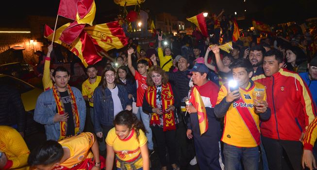 Peligrosa protesta de aficionados de Monarcas en plena contingencia