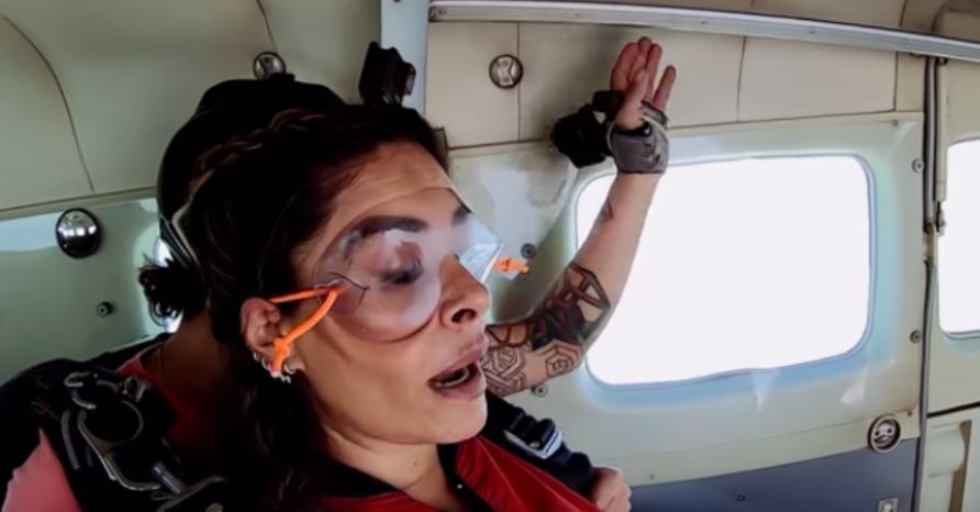 (VÍDEO) Galilea Montijo se avienta en paracaídas y pierde el conocimiento