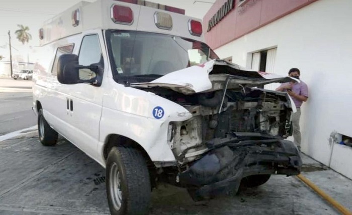 Mérida: Chocan una ambulancia y un auto en la Itzáes