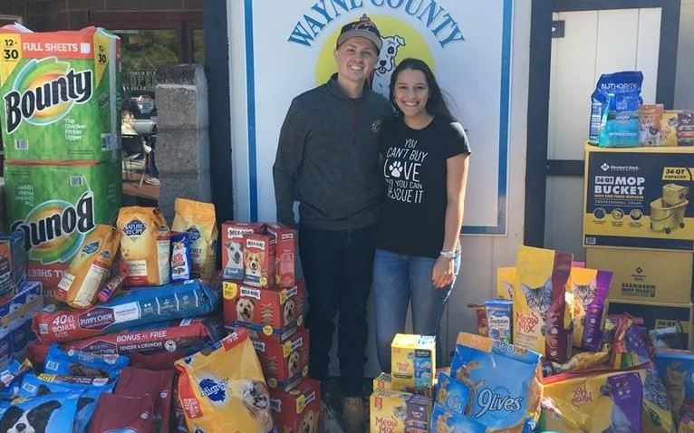 Pareja pide comida para perros como regalo de bodas para donarla