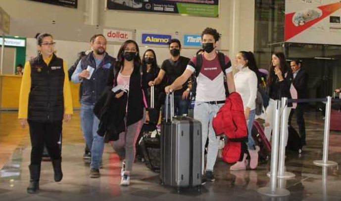 Llegan a Guanajuato los 18 estudiantes que estaban en China