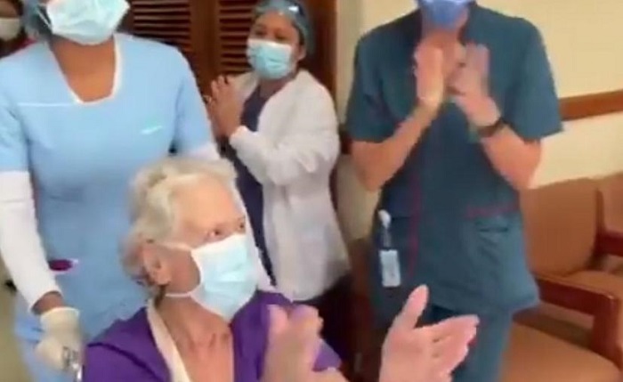 Video: Mujer de 85 años se recupera del COVID-19 y los médicos lo celebran