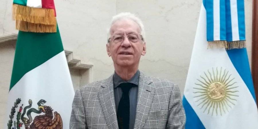 Renuncia, “por motivos de salud”, embajador acusado de robar libro