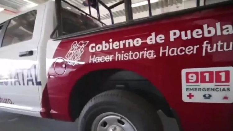 Pintan patrullas, ambulancias y transporte con los colores de Morena